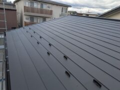 カラーベスト屋根のカバー工事を施工した建築板金屋。